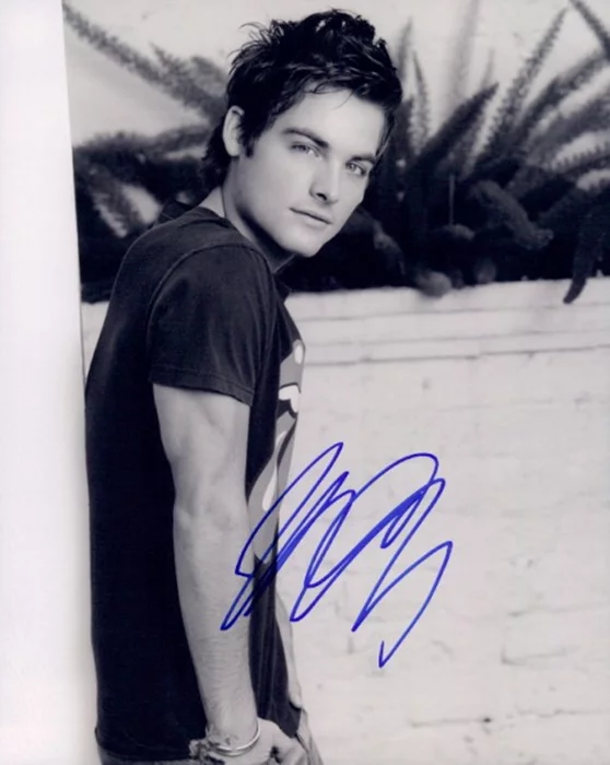 Kevin Zegers autograph