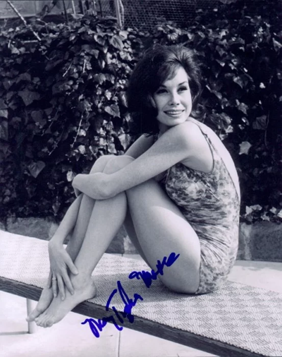 Mary Tyler Moore autograph
