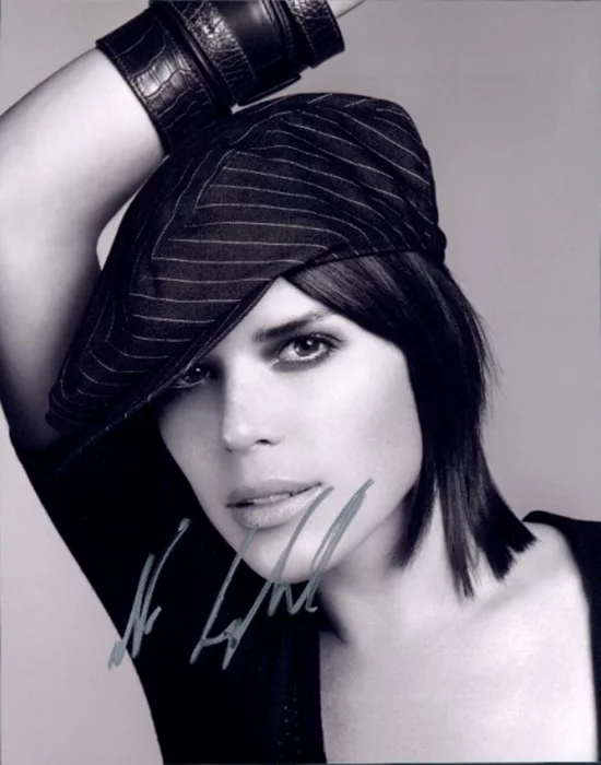 Neve Campbell autograph