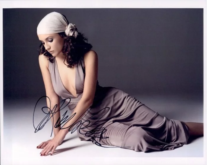 Rachael Leigh Cook autograph