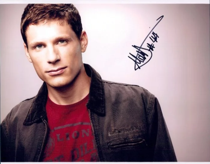 Matt Lauria autograph