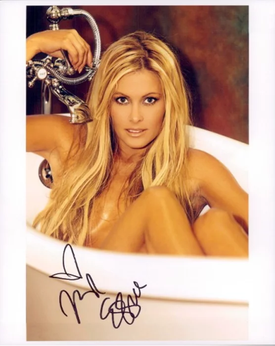 Nicole Eggert autograph