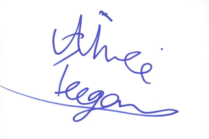 Aimee Teegarden autograph