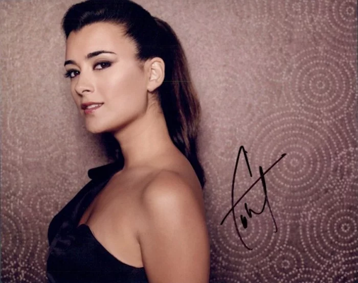 Cote de Pablo autograph