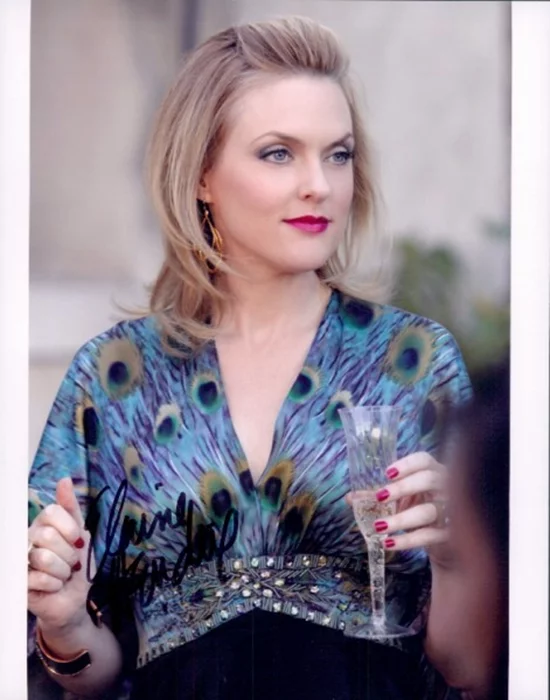 Elaine Hendrix autograph