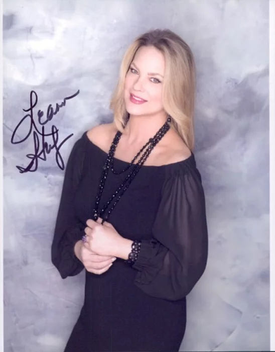 Leann Hunley autograph