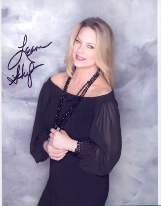 Leann Hunley autograph