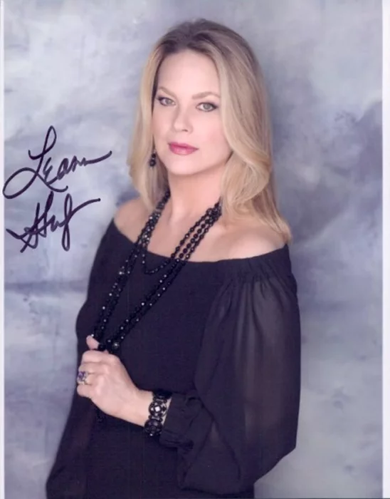 Leann Hunley autograph