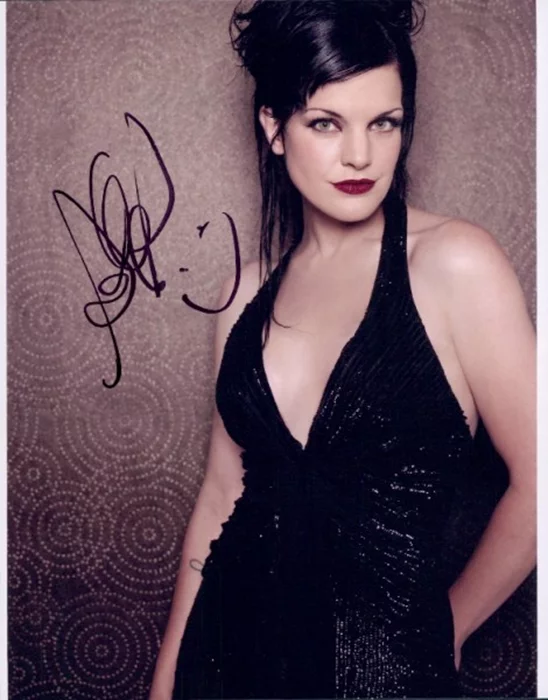 Pauley Perrette autograph
