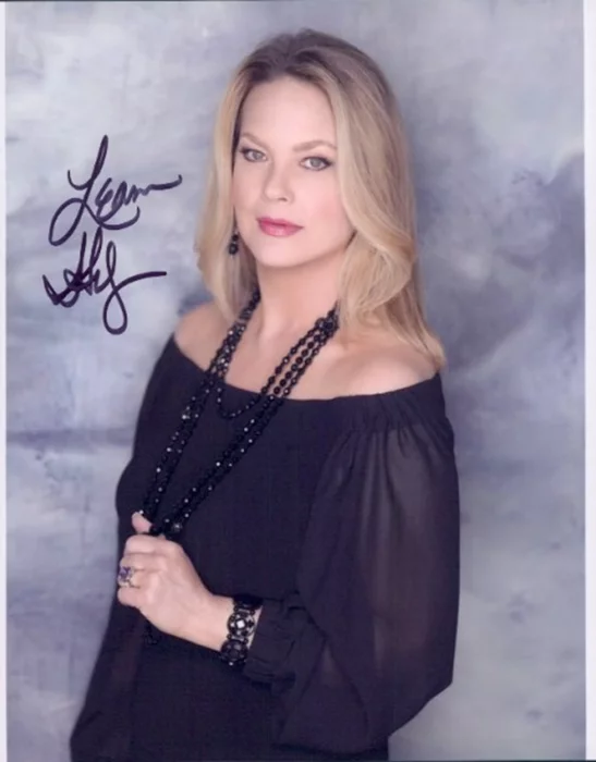 Leann Hunley autograph