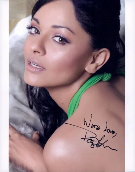 Pooja Kumar autograph