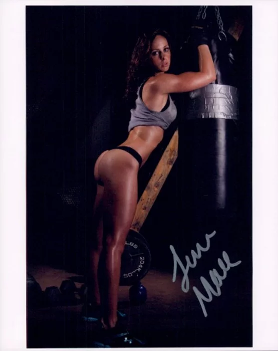 Leigh Moore autograph