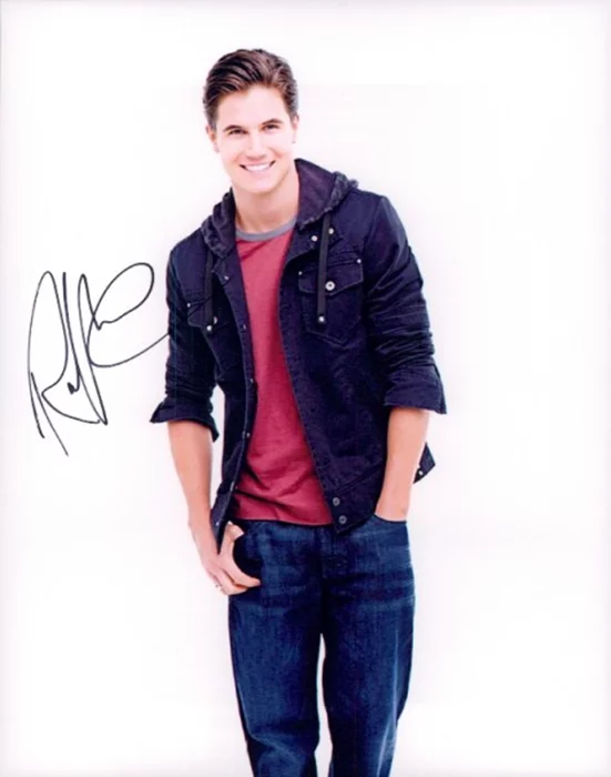 Robbie Amell autograph