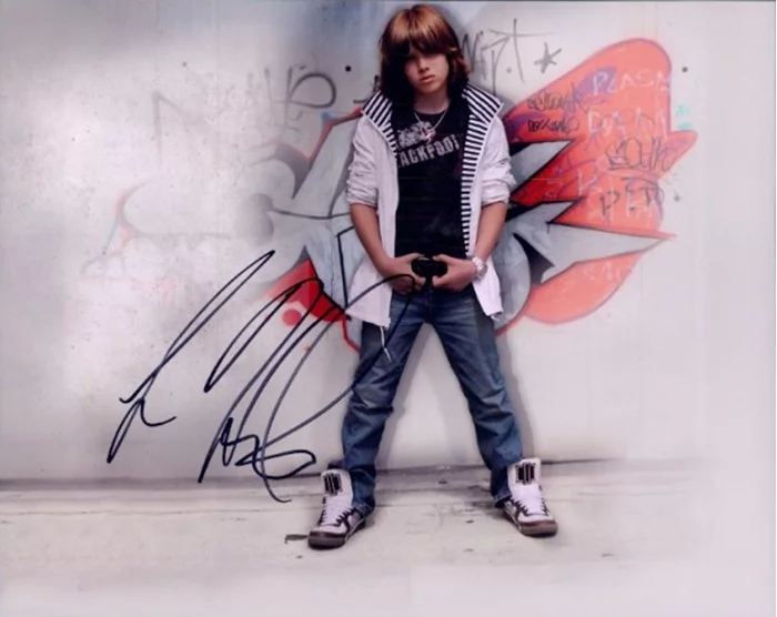 Leo Howard autograph