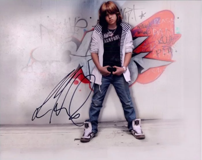 Leo Howard autograph
