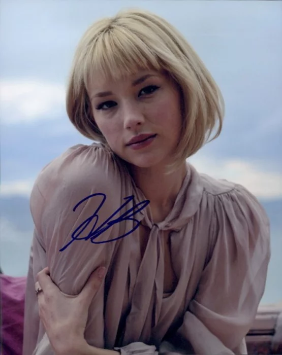 Haley Bennett autograph
