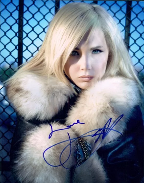 Juno Temple autograph