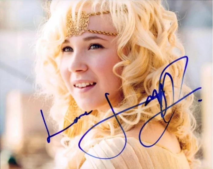Juno Temple autograph