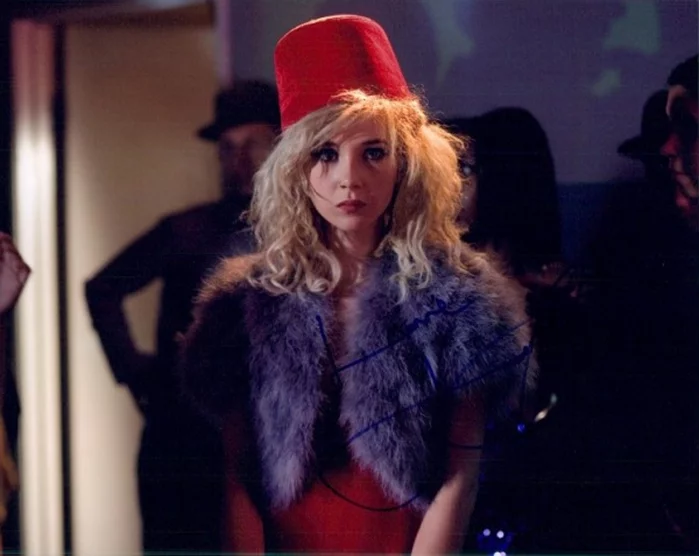 Juno Temple autograph