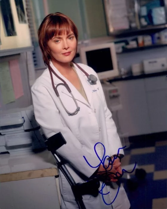 Laura Innes autograph
