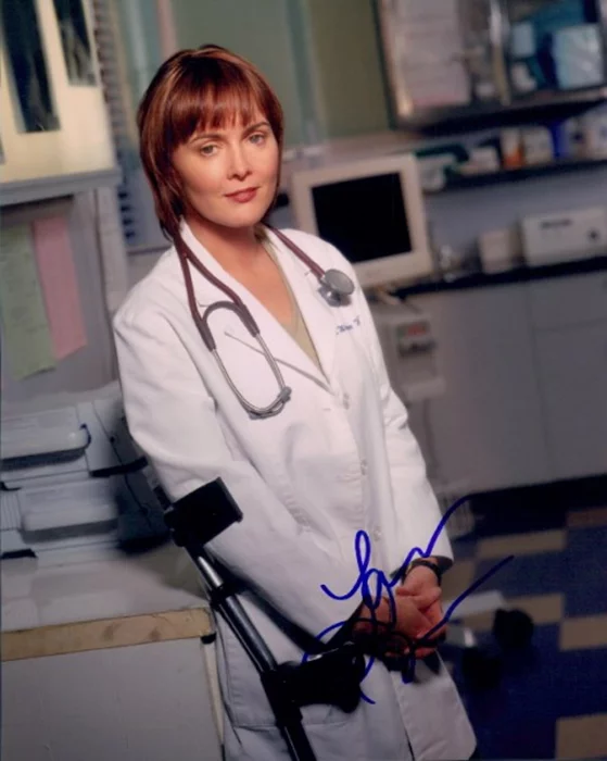 Laura Innes autograph