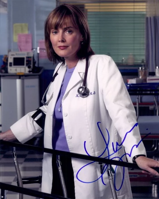 Laura Innes autograph