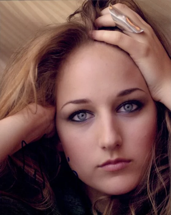 Leelee Sobieski autograph