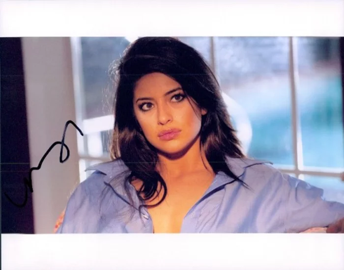 Mayra Leal autograph