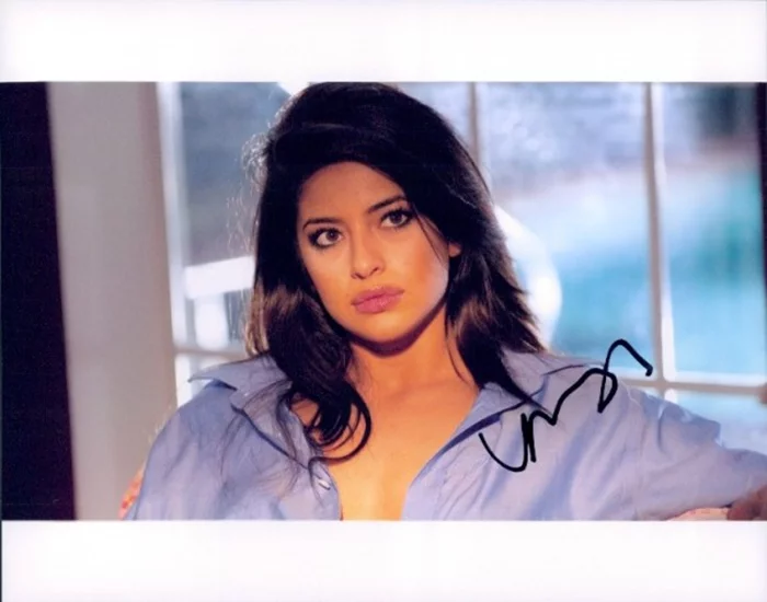 Mayra Leal autograph