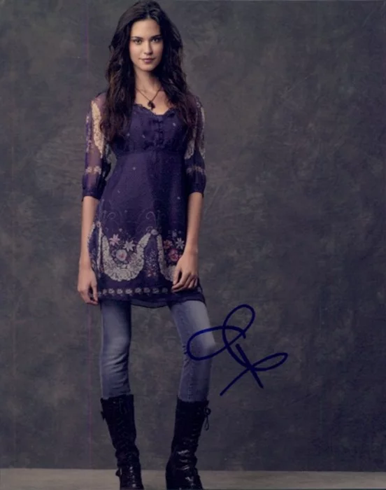 Odette Yustman autograph