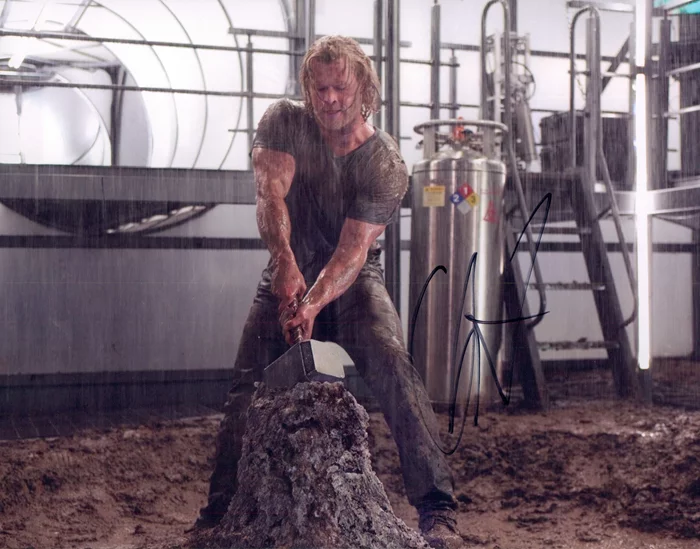 Chris Hemsworth autograph