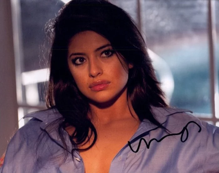Mayra Leal autograph