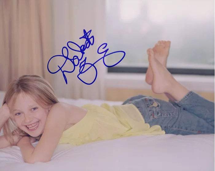 Dakota Fanning autograph