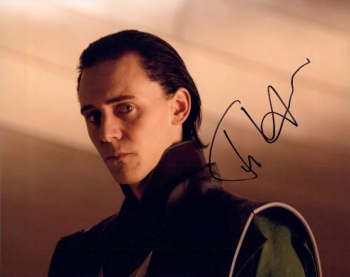 Tom Hiddleston autograph