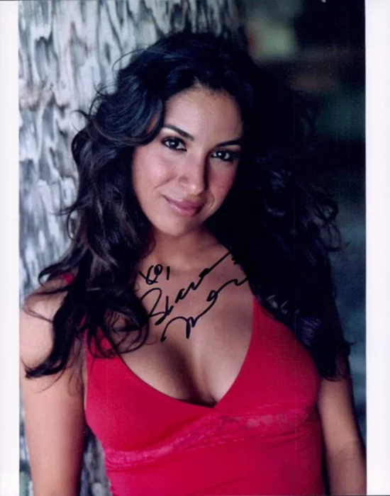 Liana Mendoza autograph