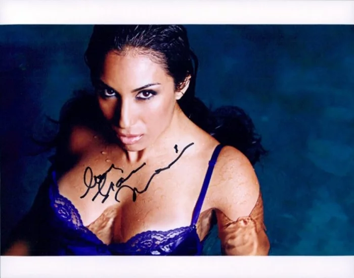 Liana Mendoza autograph
