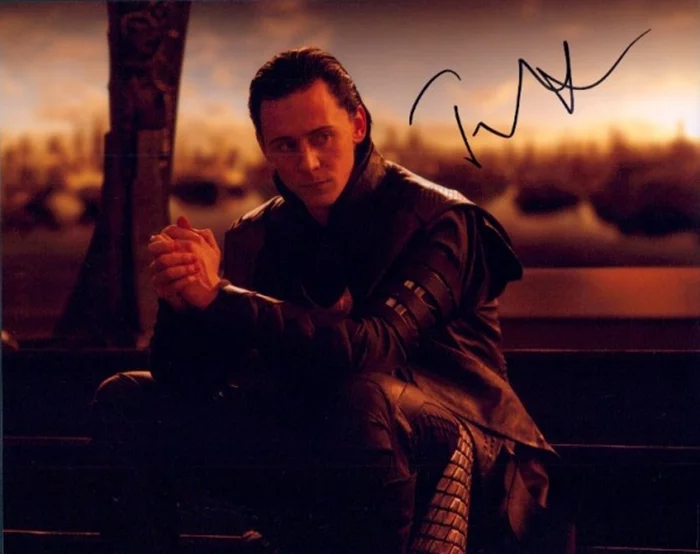Tom Hiddleston autograph