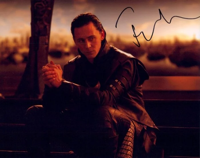 Tom Hiddleston autograph