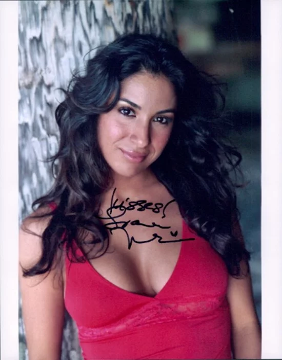 Liana Mendoza autograph
