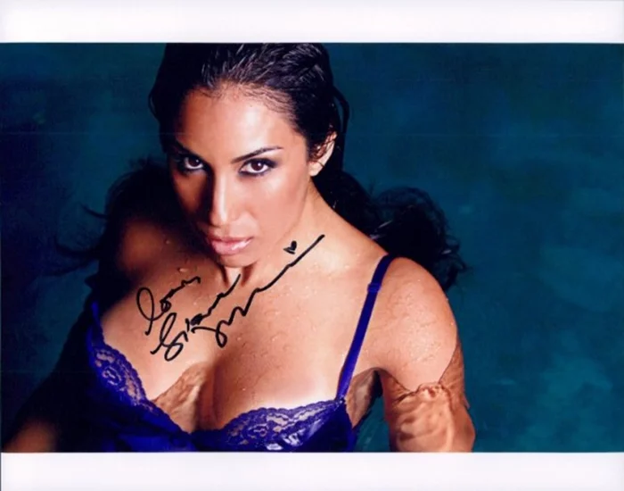 Liana Mendoza autograph