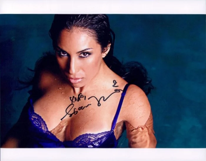 Liana Mendoza autograph