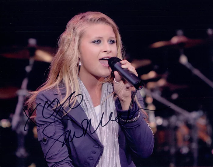 Savannah Outen autograph