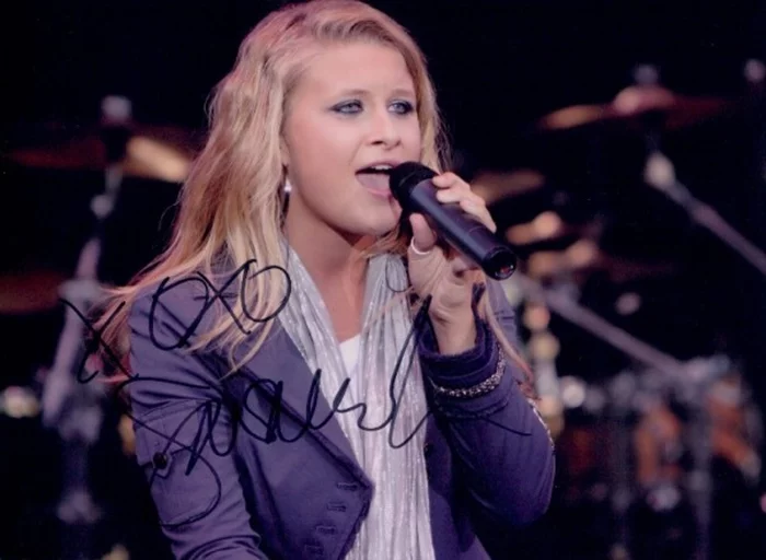 Savannah Outen autograph