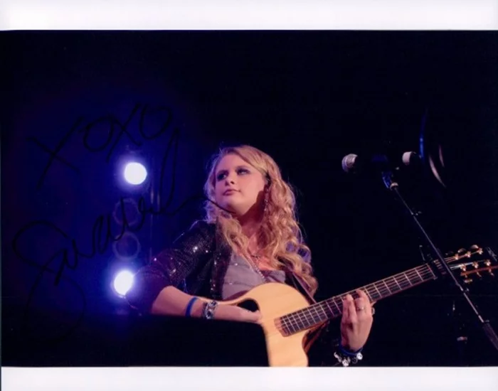Savannah Outen autograph