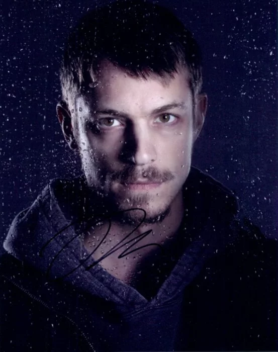 Joel  Kinnaman autograph