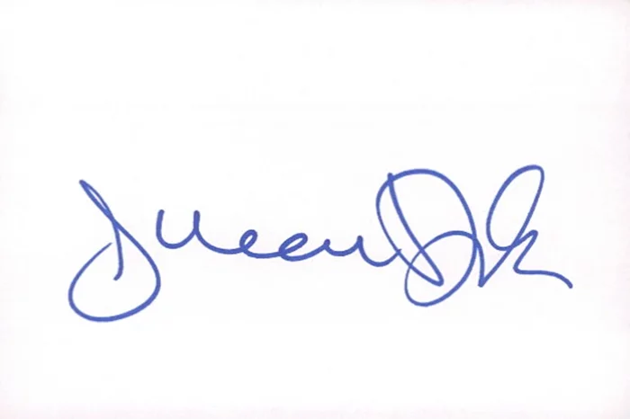 Illeana Douglas autograph