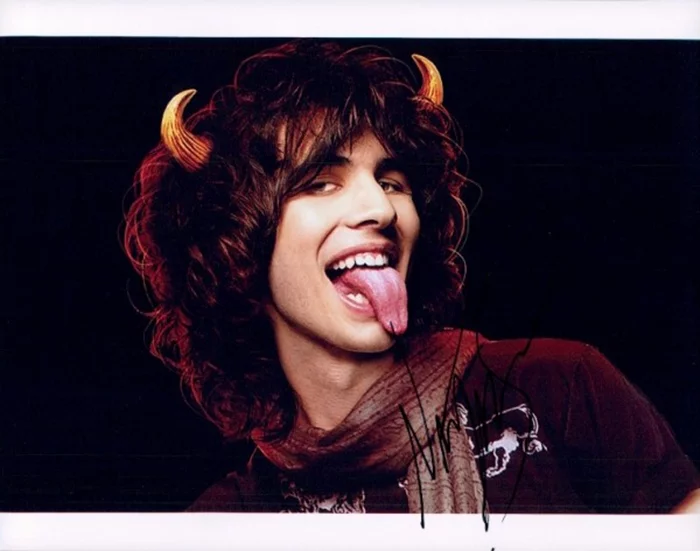 Nick Simmons autograph