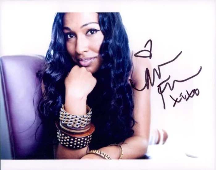 Melanie Fiona autograph