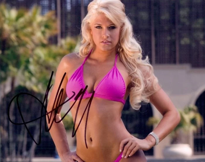 Kelly Kelly autograph