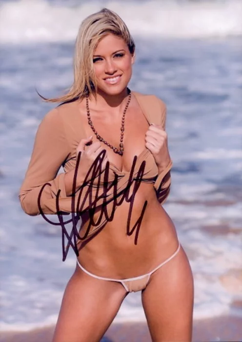 Kelly Kelly autograph